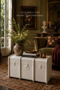 Baule da viaggio di fine Ottocento laccato bianco opaco ambientato in un soggiorno contemporaneo elegante