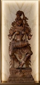 scultura indiana a tutto tondo con dea che danza del XIX secolo in legno