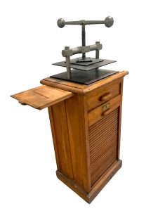 antico-torchio-rilegatore-emporiodellepassioni.com