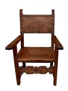 poltrona-cuoio-antica-con-borchie-emporiodellepassioni.com