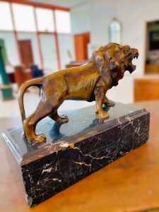 statua-leone-bronzo-base-marmo-1940-emporiodellepassioni.com