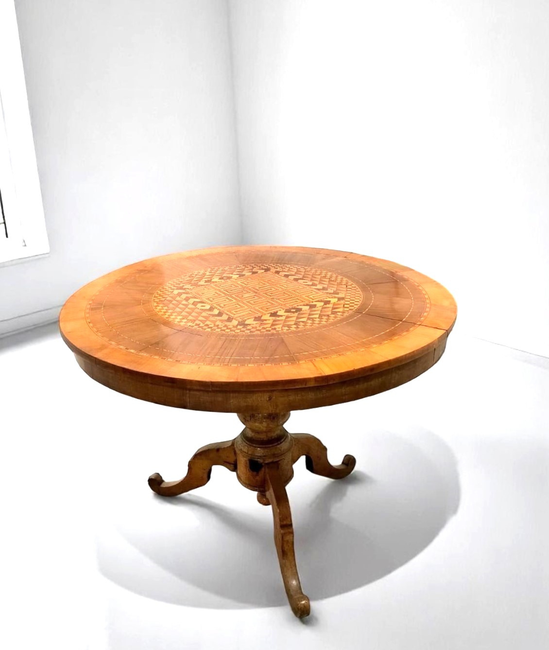 tavolo-rotondo-intarsiato-rolo-emporiodellepassioni.com