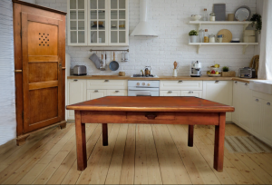 angoliera-ottocento-e-tavolo-olmo-emporiodellepassioni.com