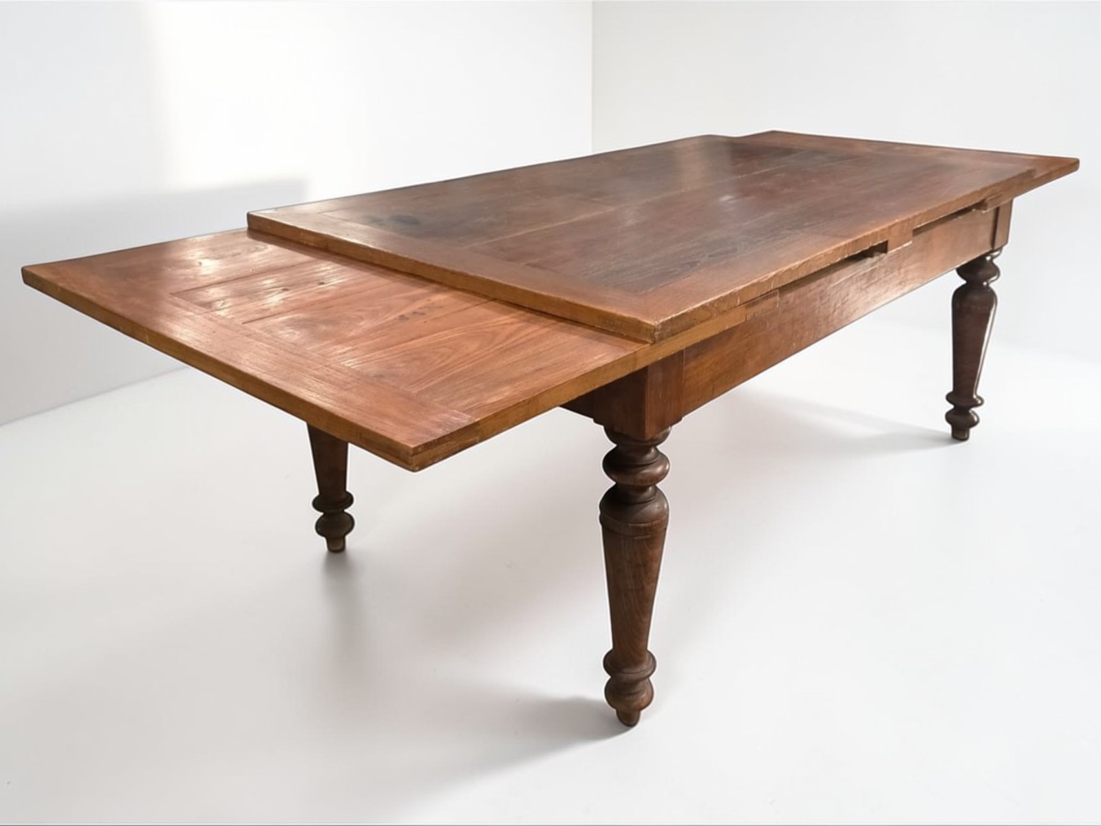 grande-tavolo-rettangolare-allungabile-emporiodellepassioni.com